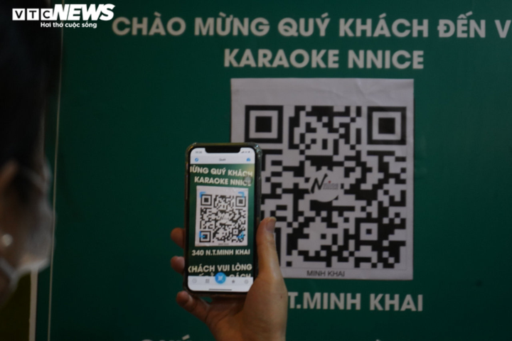 Ảnh: Ngày đầu quán karaoke mở lại, khách phải đi từ chiều để đặt phòng hát - 4