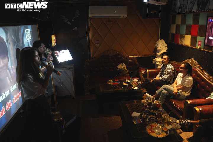 Ảnh: Ngày đầu quán karaoke mở lại, khách phải đi từ chiều để đặt phòng hát - 8