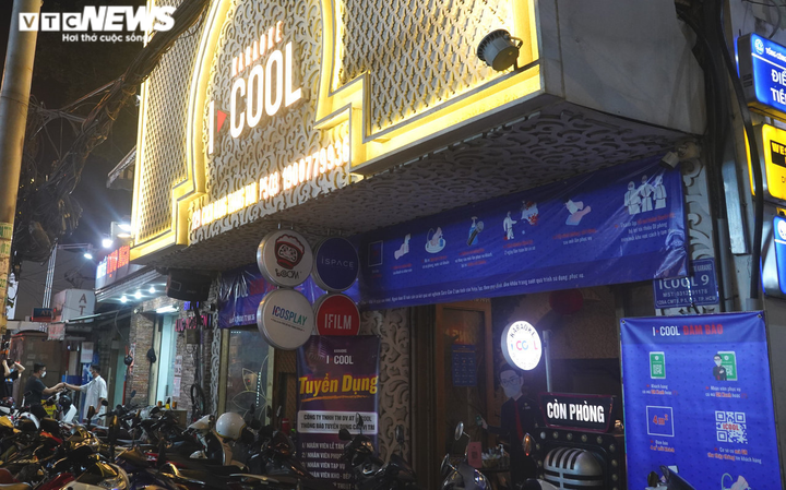 Ảnh: Ngày đầu quán karaoke mở lại, khách phải đi từ chiều để đặt phòng hát - 7