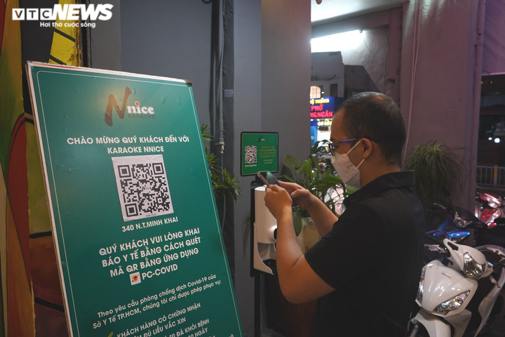 Ảnh: Ngày đầu quán karaoke mở lại, khách phải đi từ chiều để đặt phòng hát - 3
