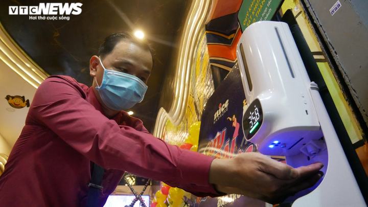 Ảnh: Ngày đầu quán karaoke mở lại, khách phải đi từ chiều để đặt phòng hát - 9