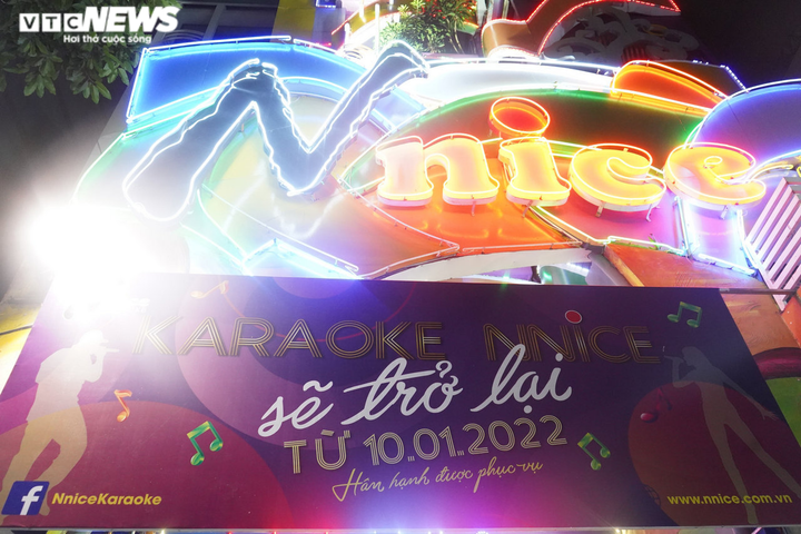 Ảnh: Ngày đầu quán karaoke mở lại, khách phải đi từ chiều để đặt phòng hát - 10