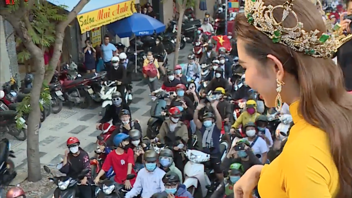 Hoa hậu Thùy Tiên diễu hành mừng chiến thắng - 5