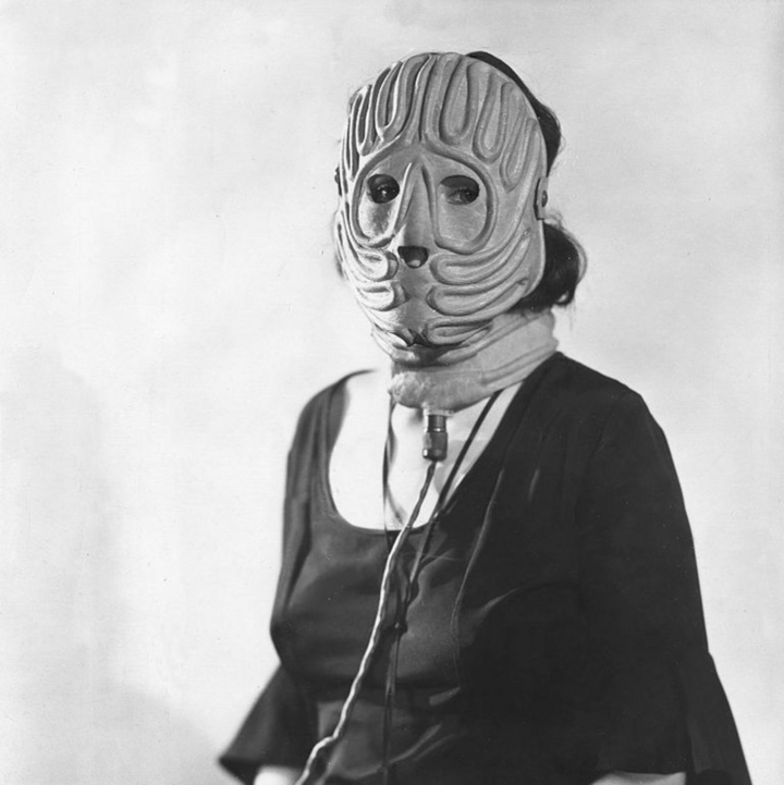 Rùng mình nhìn lại các phương pháp thẩm mỹ không khác gì tra tấn của thời trước - 1