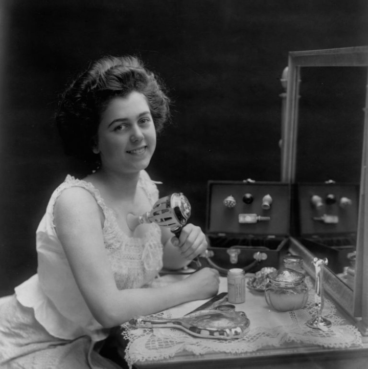 Rùng mình nhìn lại các phương pháp thẩm mỹ không khác gì tra tấn của thời trước - 10