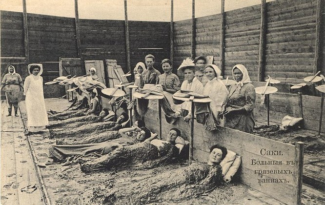 Rùng mình nhìn lại các phương pháp thẩm mỹ không khác gì tra tấn của thời trước - 13