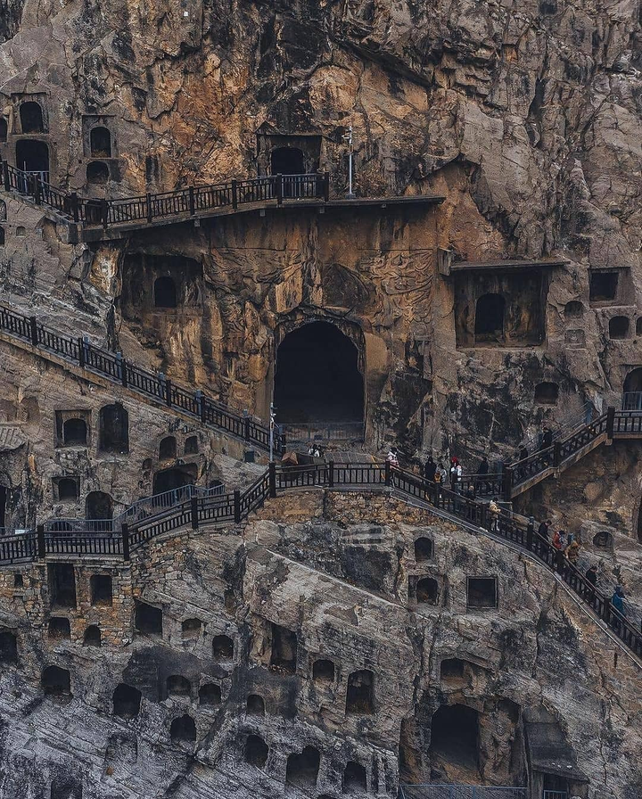 Di tích cổ chứa hơn 100.000 tượng Phật trong các hang động huyền ảo khi đêm về - 2