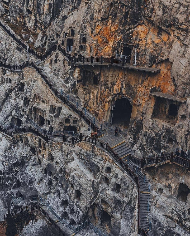 Di tích cổ chứa hơn 100.000 tượng Phật trong các hang động huyền ảo khi đêm về - 3