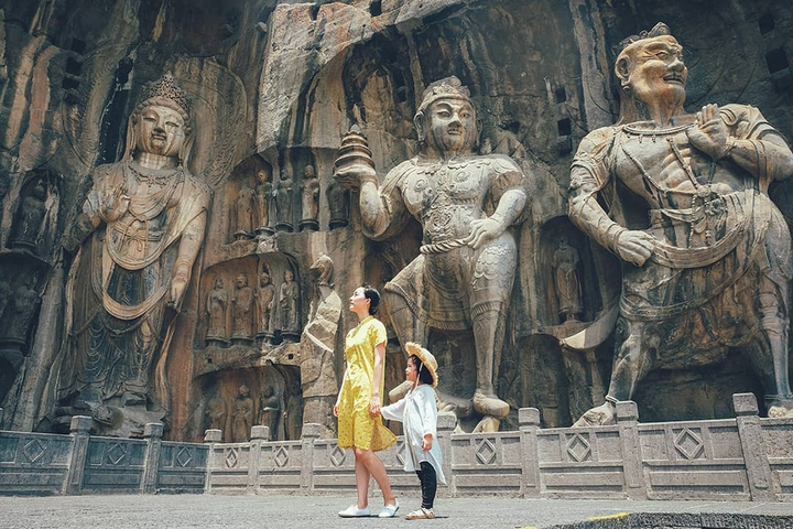 Di tích cổ chứa hơn 100.000 tượng Phật trong các hang động huyền ảo khi đêm về - 8