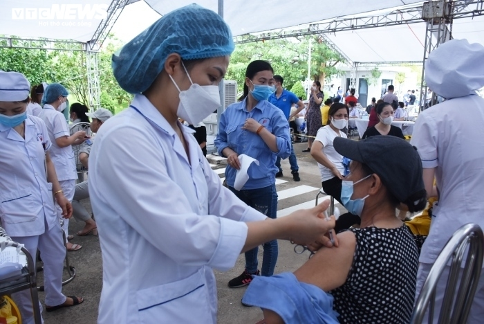 Thủ tướng yêu cầu thần tốc hơn nữa chiến dịch tiêm vaccine phòng COVID-19 - 1