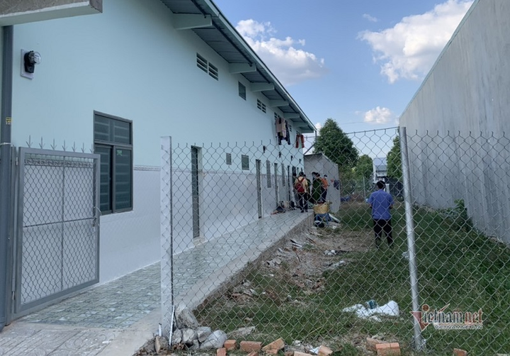 Thi thể nữ giới bị bó chặt bằng mền trong phòng trọ ở Bình Dương - 1