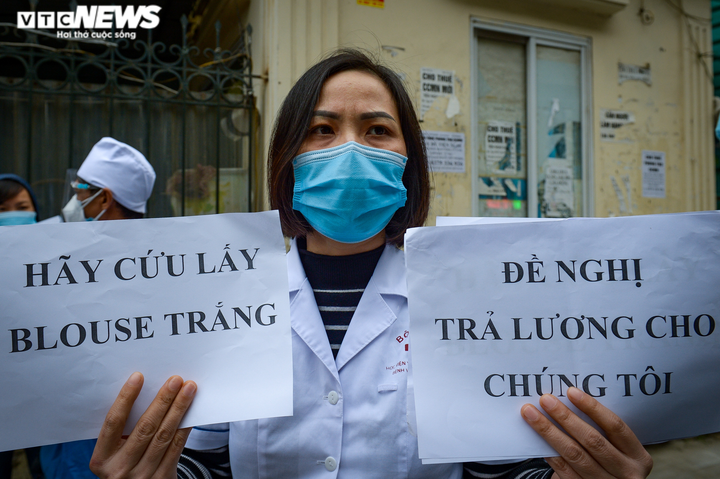 Ảnh: Nhân viên bệnh viện Tuệ Tĩnh giăng biển hiệu đòi tiền lương - 5