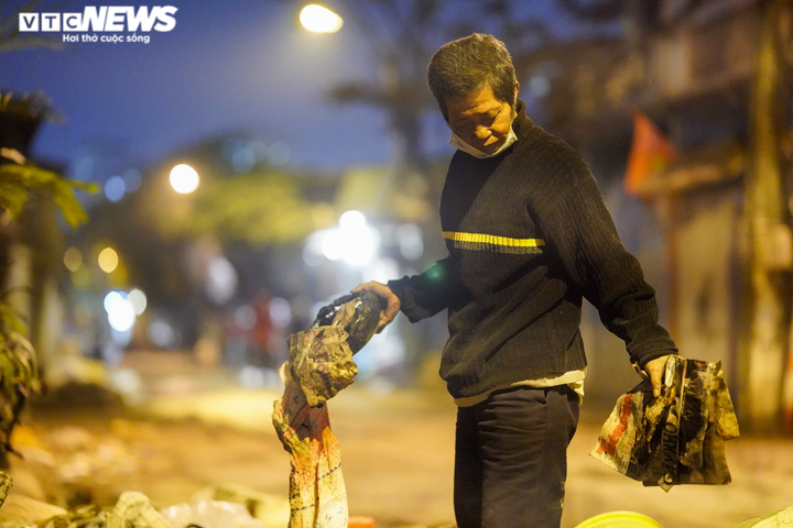 Bé gái được cứu sống trong đám cháy ở Hà Nội: Hai chị em mồ côi sống cùng ông bà - 1