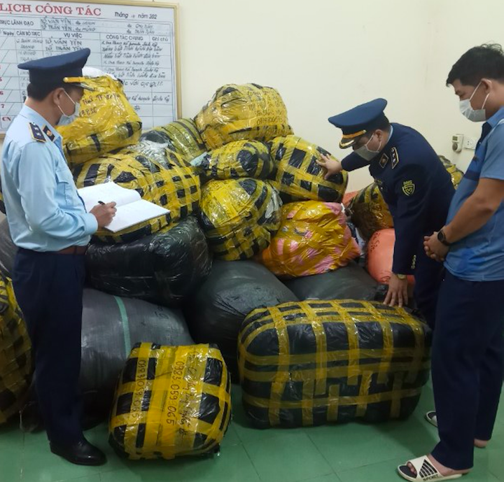 Yên Bái: Tịch thu 540 bộ quần áo giả mạo nhãn hiệu phục vụ nhu cầu dịp Tết - 1