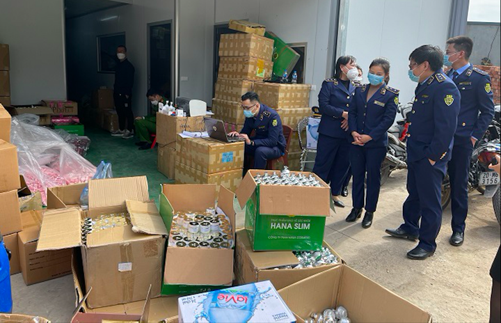 Đột kích cơ sở làm mỹ phẩm, thực phẩm chức năng ‘khủng’: Lộ loạt ‘hàng fake’ - 1