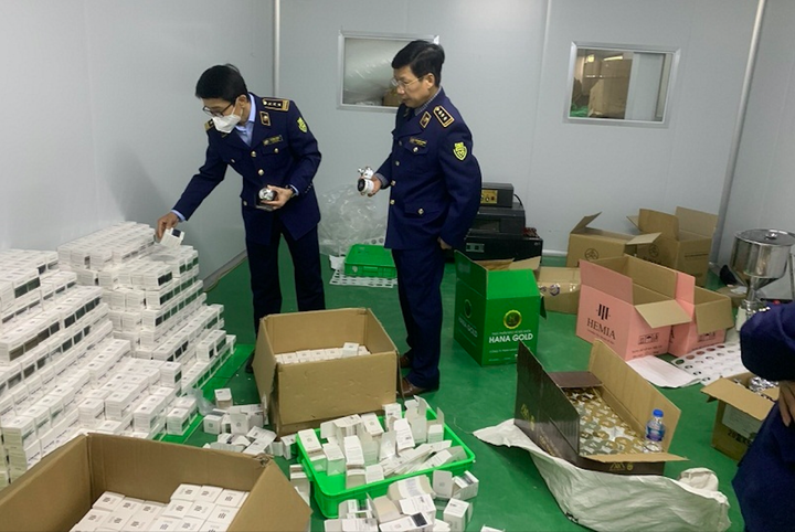 Đột kích cơ sở làm mỹ phẩm, thực phẩm chức năng ‘khủng’: Lộ loạt ‘hàng fake’ - 2