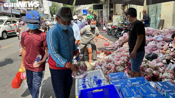 Người Sài Gòn chung tay 'giải cứu' thanh long giúp nông dân - 1
