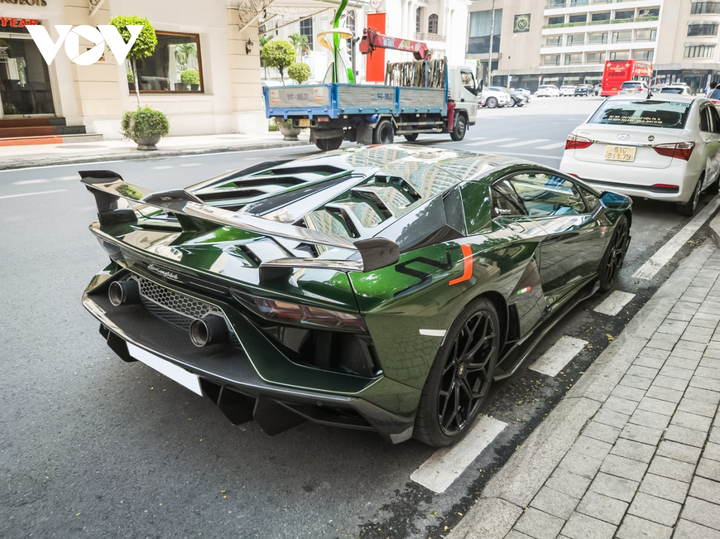 Cận cảnh Lamborghini Aventador SVJ màu độc trên phố Sài Gòn - 8