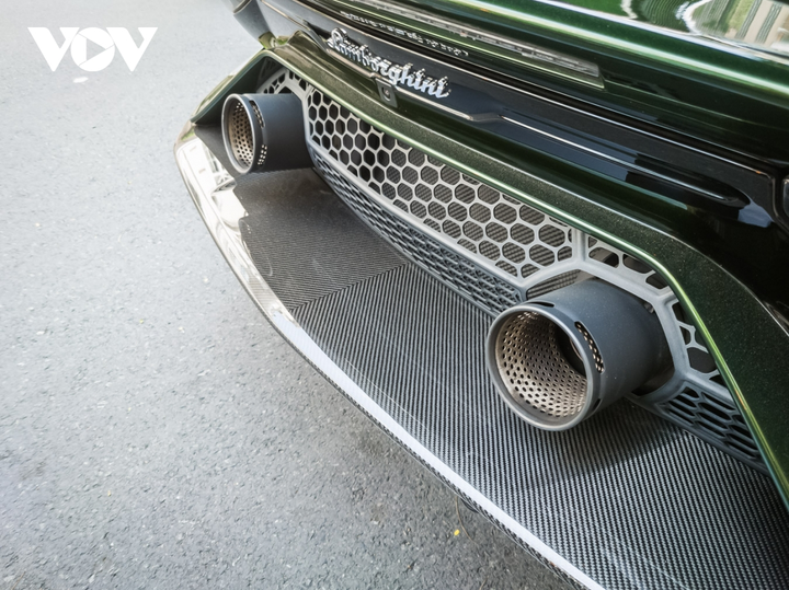 Cận cảnh Lamborghini Aventador SVJ màu độc trên phố Sài Gòn - 12