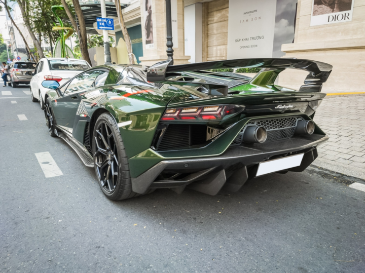 Cận cảnh Lamborghini Aventador SVJ màu độc trên phố Sài Gòn - 10