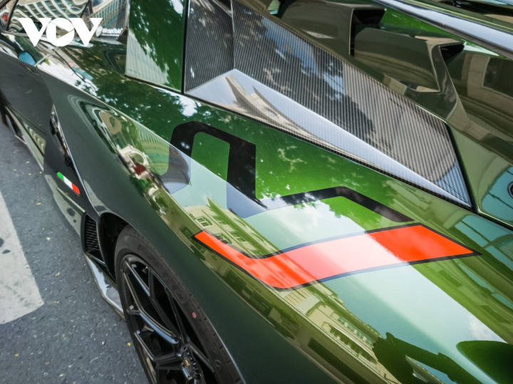 Cận cảnh Lamborghini Aventador SVJ màu độc trên phố Sài Gòn - 14