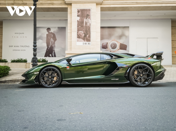 Cận cảnh Lamborghini Aventador SVJ màu độc trên phố Sài Gòn - 9