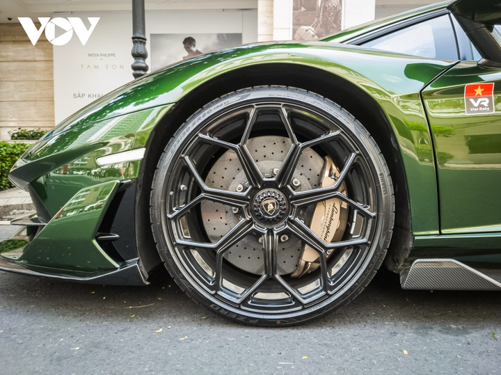 Cận cảnh Lamborghini Aventador SVJ màu độc trên phố Sài Gòn - 4