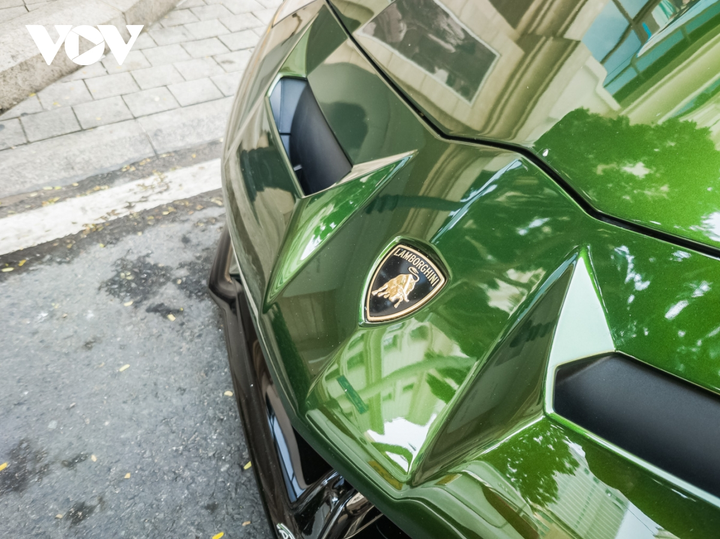 Cận cảnh Lamborghini Aventador SVJ màu độc trên phố Sài Gòn - 3