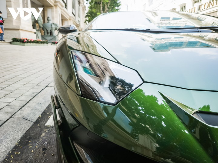 Cận cảnh Lamborghini Aventador SVJ màu độc trên phố Sài Gòn - 5