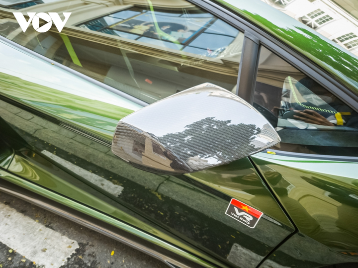 Cận cảnh Lamborghini Aventador SVJ màu độc trên phố Sài Gòn - 17