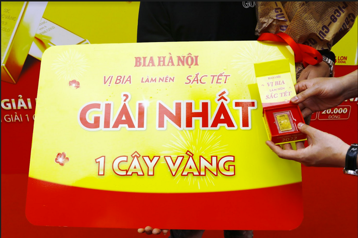 Nhận thưởng 1 cây vàng, khách hàng mừng đón Tết tài lộc với CTKM của Bia Hà Nội - 1