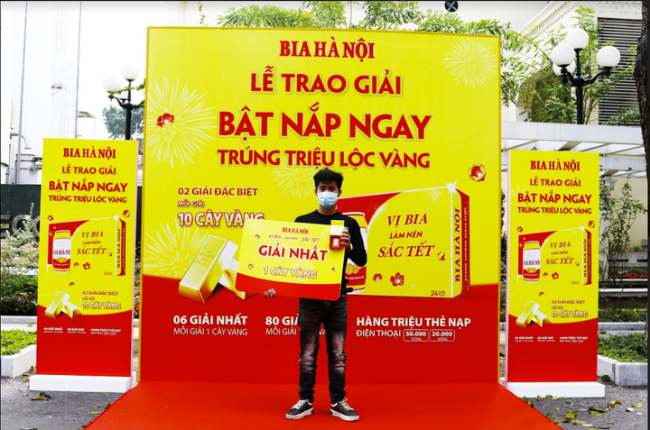 Nhận thưởng 1 cây vàng, khách hàng mừng đón Tết tài lộc với CTKM của Bia Hà Nội - 3