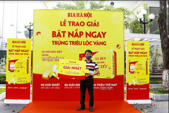 Nhận thưởng 1 cây vàng, khách hàng mừng đón Tết tài lộc với CTKM của Bia Hà Nội - 4