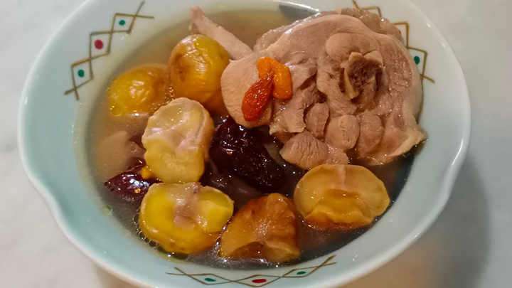 Làm món canh đùi gà hầm hạt dẻ nhanh gọn, bồi bổ sức khỏe cho người vừa ốm dậy - 7