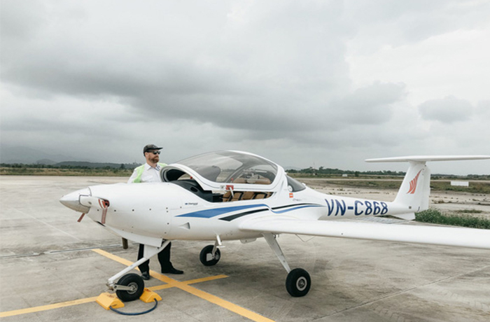 Máy bay hạ cánh 'xông' ra ngoài đường băng - 1