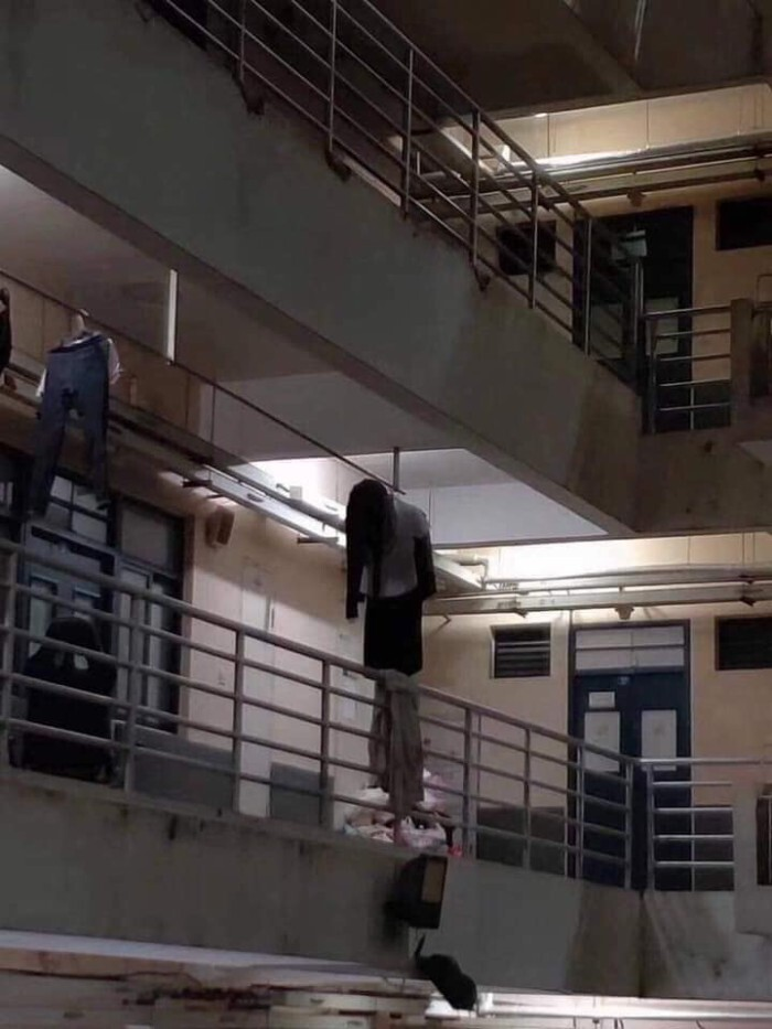 Hình ảnh lạ tại ban công ký túc xá lúc nửa đêm khiến dân mạng ‘xanh mặt’ - 1