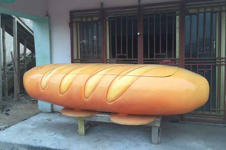 Lạ lùng nơi sử dụng quan tài mẫu mã có 1-0-2: Từ quả ớt đến bánh mì, điện thoại - 11