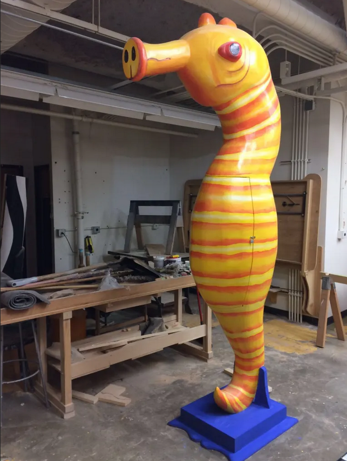 Lạ lùng nơi sử dụng quan tài mẫu mã có 1-0-2: Từ quả ớt đến bánh mì, điện thoại - 12