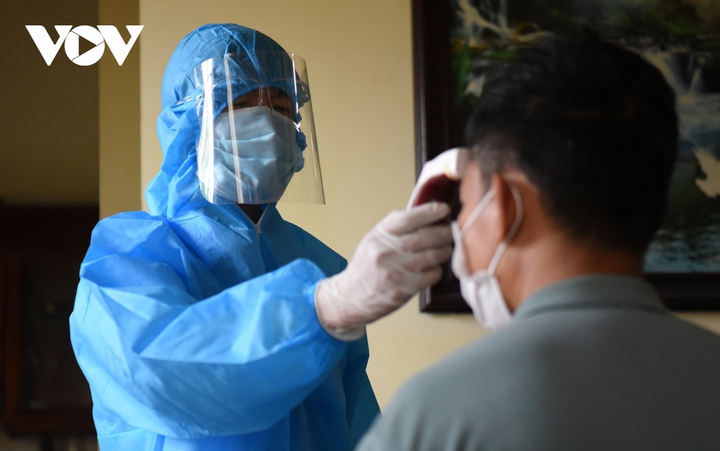 TP.HCM đi 'từng ngõ, gõ từng nhà' vận động tiêm vaccine, tỷ lệ mũi 3 ở ĐBSCL cao - 1