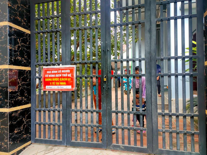 Về quê ăn Tết, gần 30 hộ dân bị xã tới khóa cổng - 1