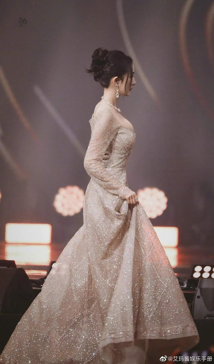 Thế nào là thân hình đẹp siêu thực, cứ nhìn vào Dương Mịch để có câu trả lời - 4