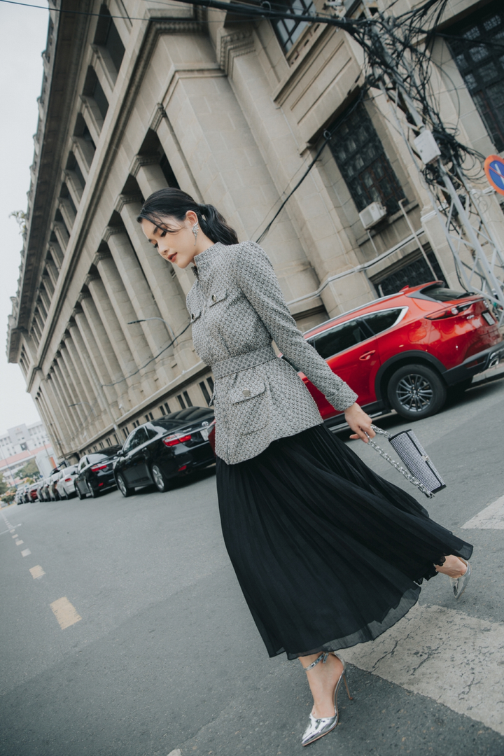 Á hậu Phương Anh đẹp, sành điệu trên 'sàn diễn đường phố' - 13