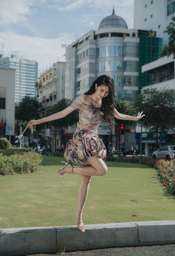 Á hậu Phương Anh đẹp, sành điệu trên 'sàn diễn đường phố' - 11