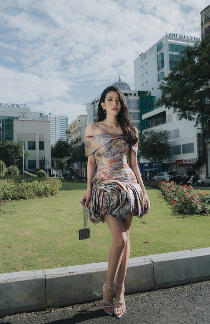 Á hậu Phương Anh đẹp, sành điệu trên 'sàn diễn đường phố' - 10