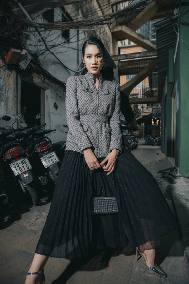 Á hậu Phương Anh đẹp, sành điệu trên 'sàn diễn đường phố' - 12