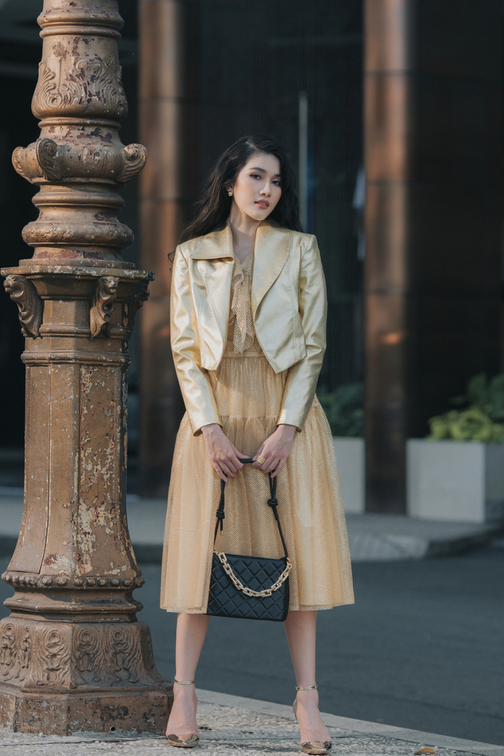 Á hậu Phương Anh đẹp, sành điệu trên 'sàn diễn đường phố' - 3