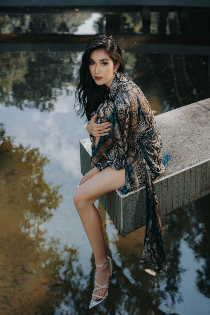 Á hậu Phương Anh đẹp, sành điệu trên 'sàn diễn đường phố' - 8