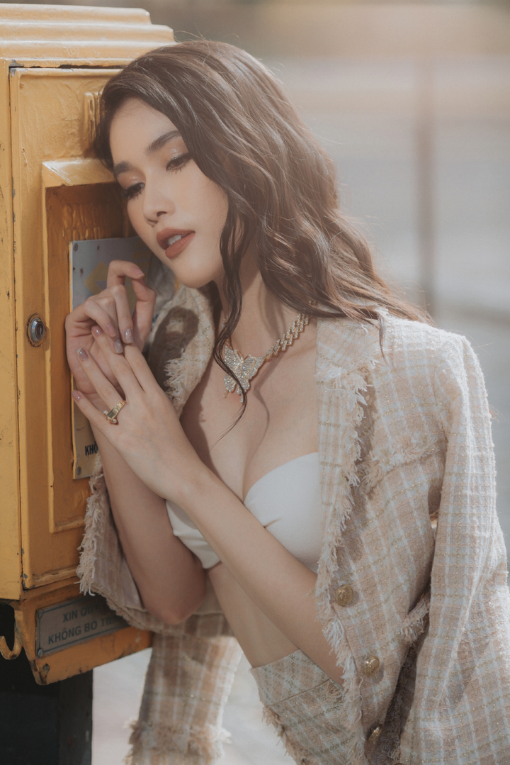 Á hậu Phương Anh đẹp, sành điệu trên 'sàn diễn đường phố' - 7