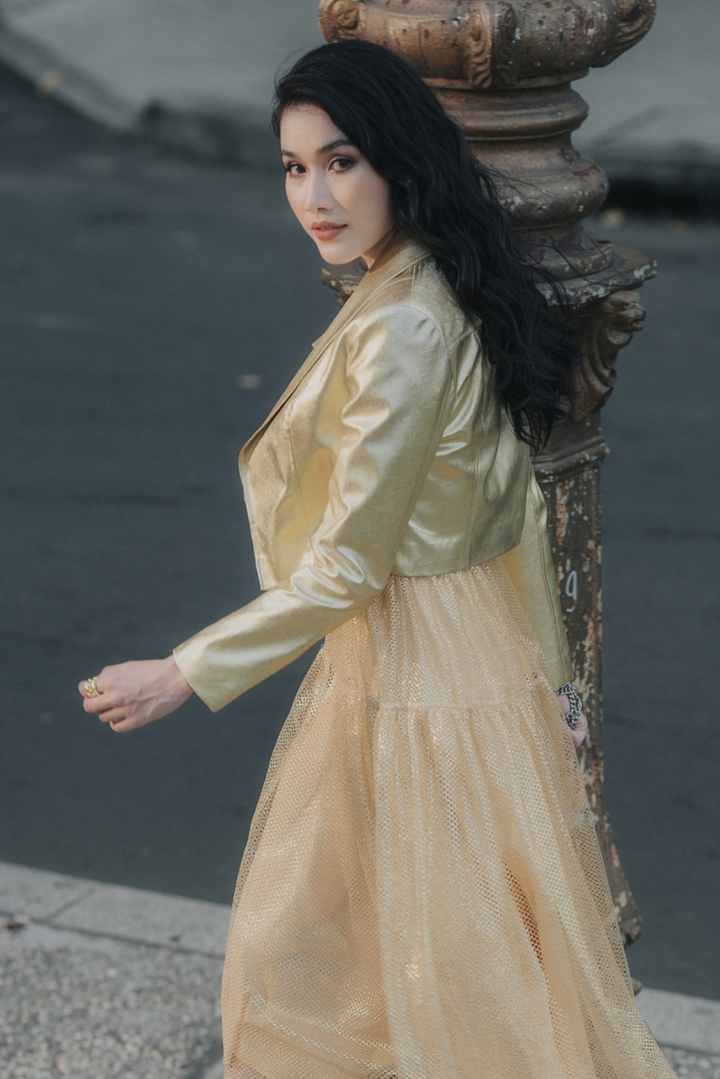 Á hậu Phương Anh đẹp, sành điệu trên 'sàn diễn đường phố' - 4