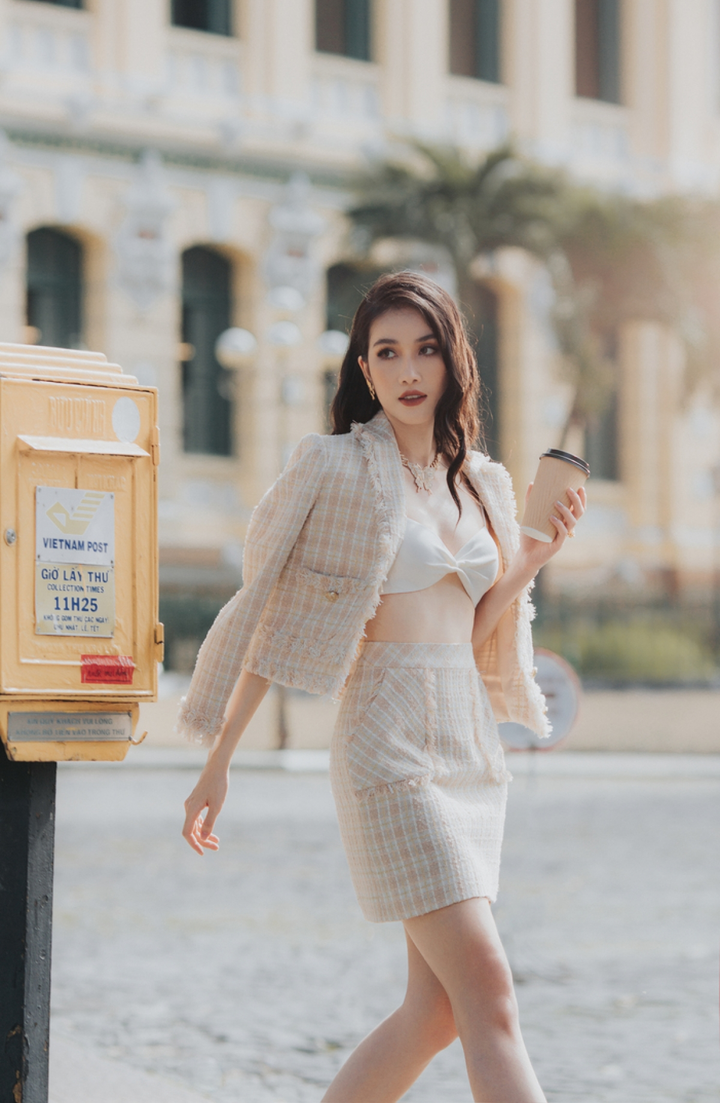 Á hậu Phương Anh đẹp, sành điệu trên 'sàn diễn đường phố' - 5